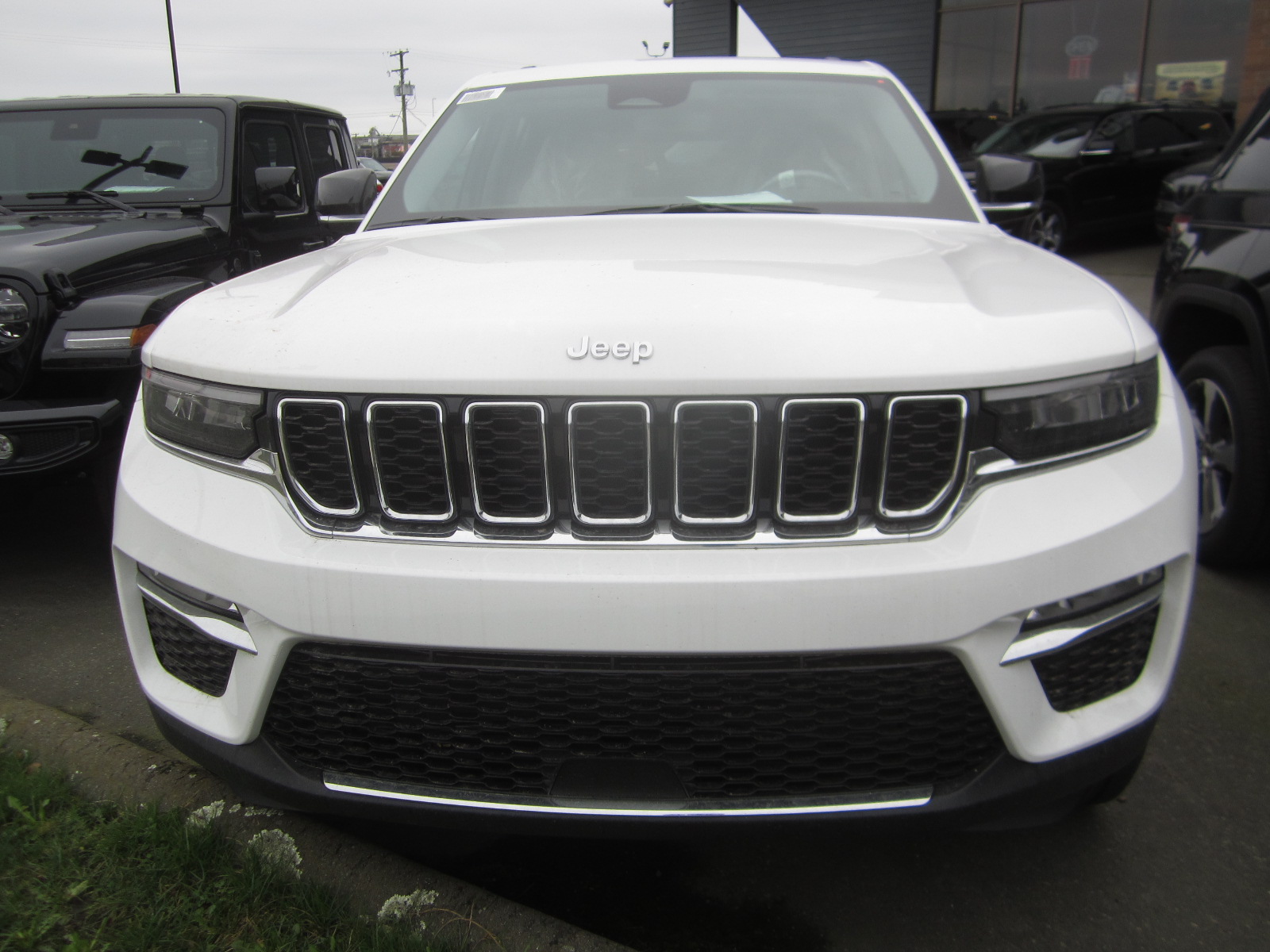 2023 Jeep Grand Cherokee in Victoria, British Columbia, 68,125